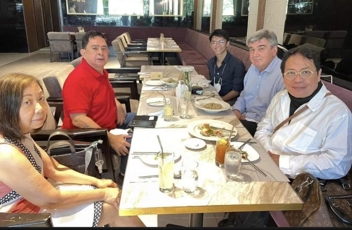 Marc Piton, Counselor for Cooperation and Cultural Affairs of the French Embassy (middle, right) meets with Director Anton Juan, Erehwon’s Rafael Benitez and Regina Samson,and Marketer Joshua Cesar Chan, for the areas of cooperation in the production of Bayan Bayanan.