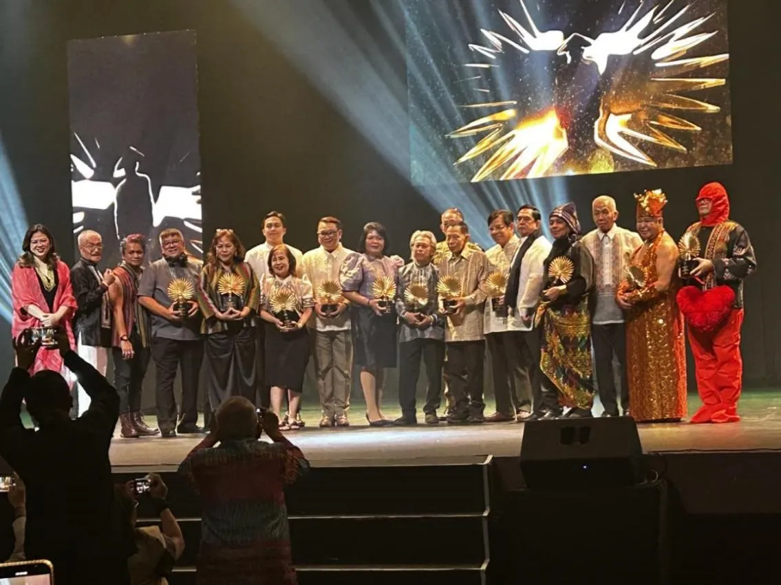 PHILIPPINE LEAF AWARDS.  The awardees with Presidential Golden Leaf awardees Rafael Benitez and Anton Juan (fourth and fifth from right)